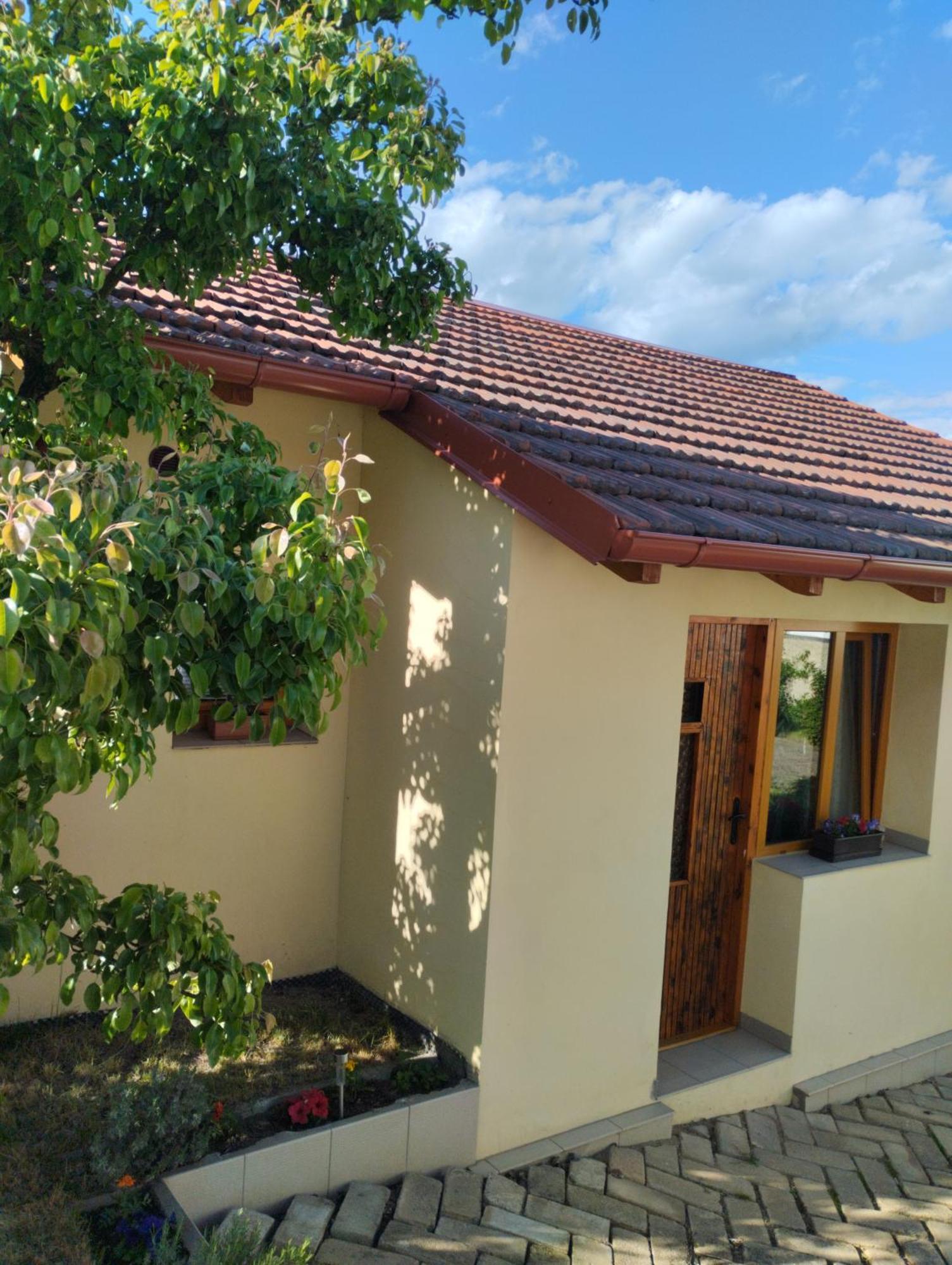 Male Utulne Studio S Koupelnou A Kuchynkou Svinarov Exterior foto